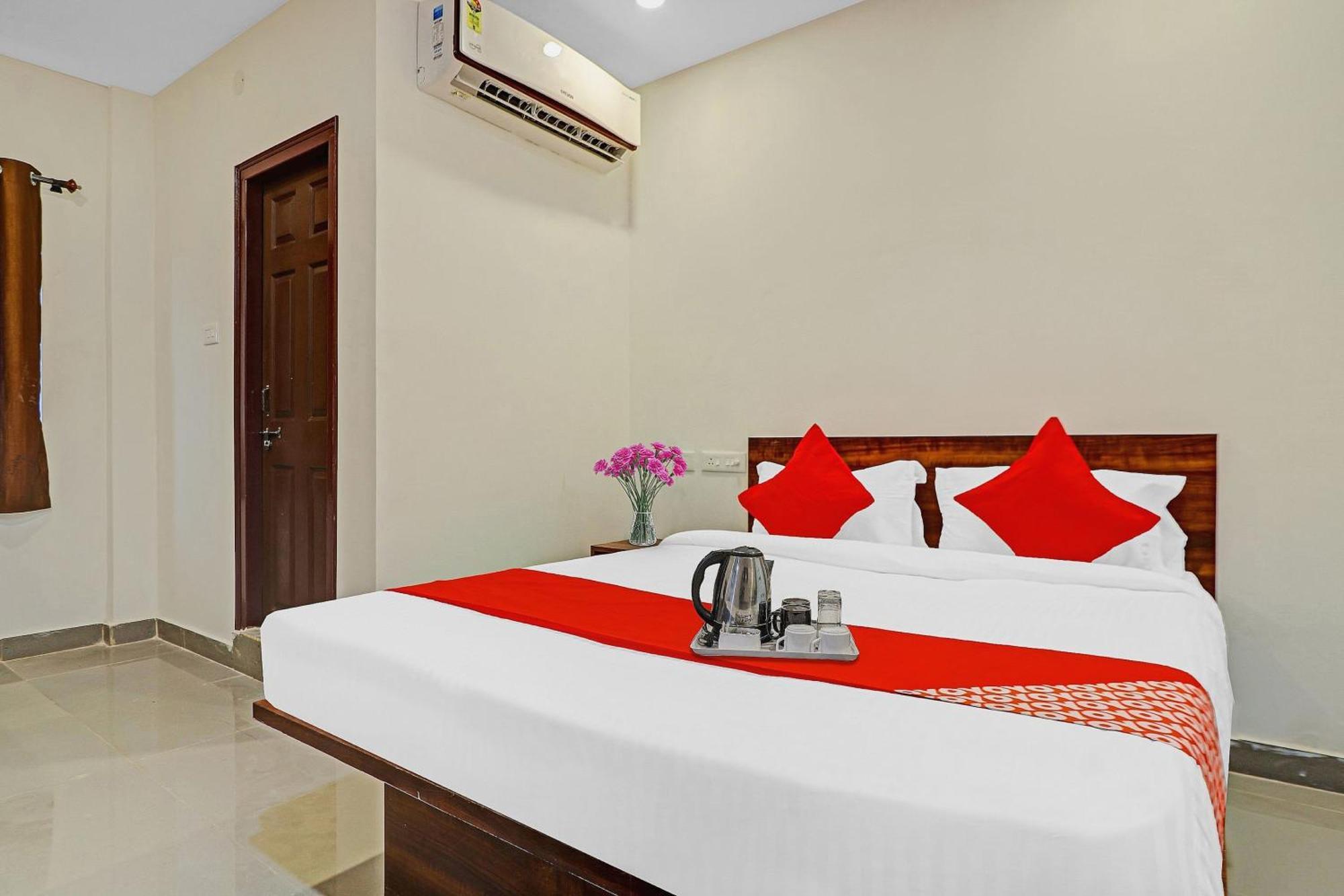 Hotel O Night Eye Hyderabad Bagian luar foto