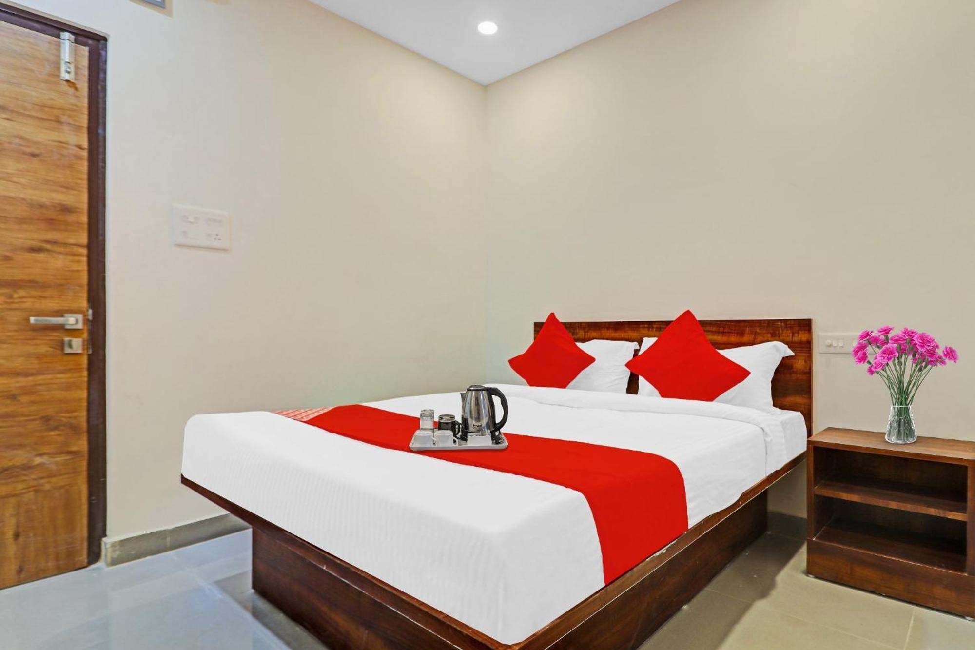 Hotel O Night Eye Hyderabad Bagian luar foto