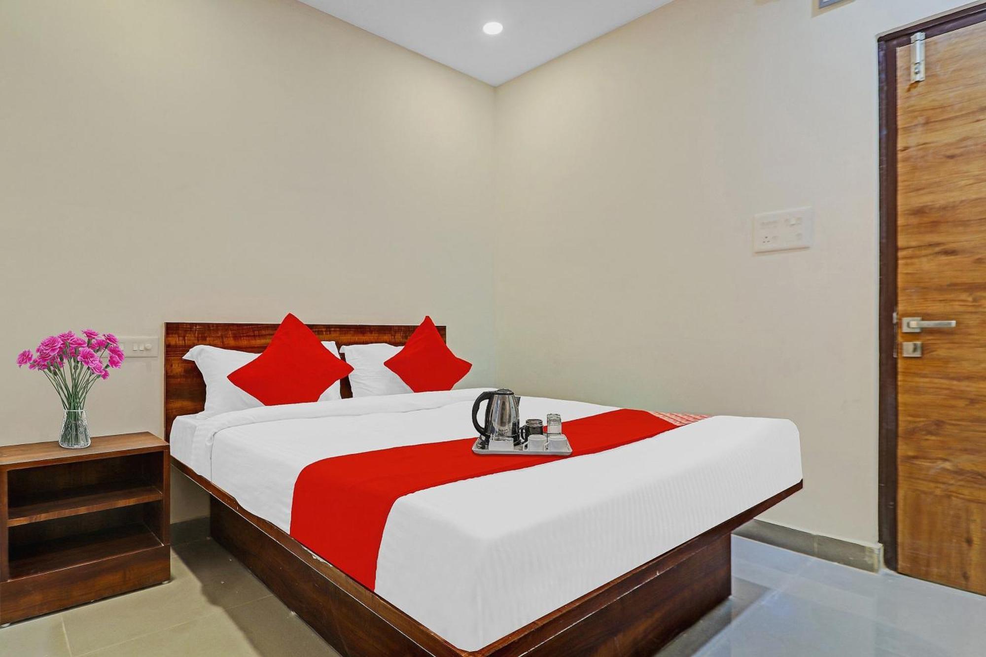 Hotel O Night Eye Hyderabad Bagian luar foto