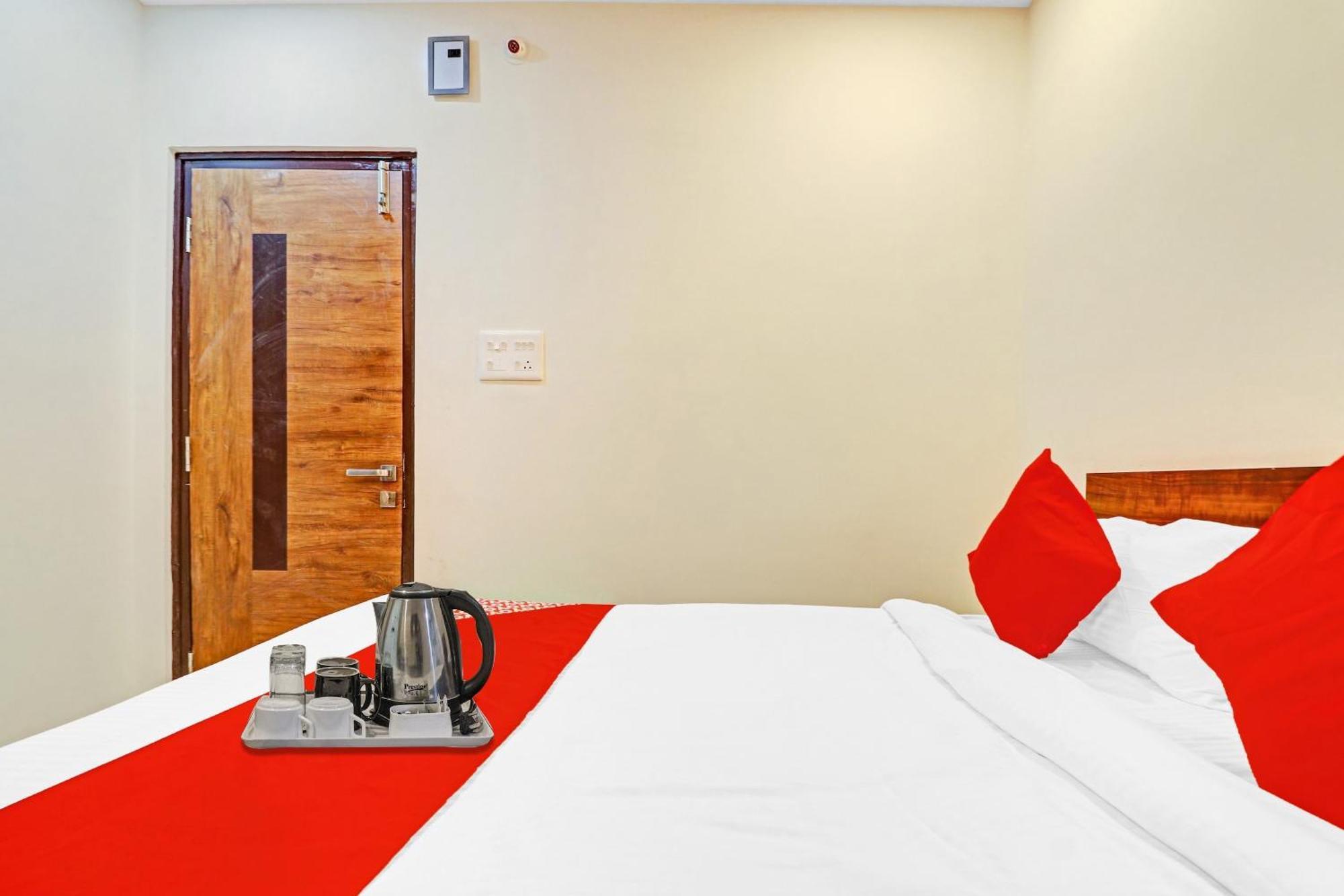 Hotel O Night Eye Hyderabad Bagian luar foto