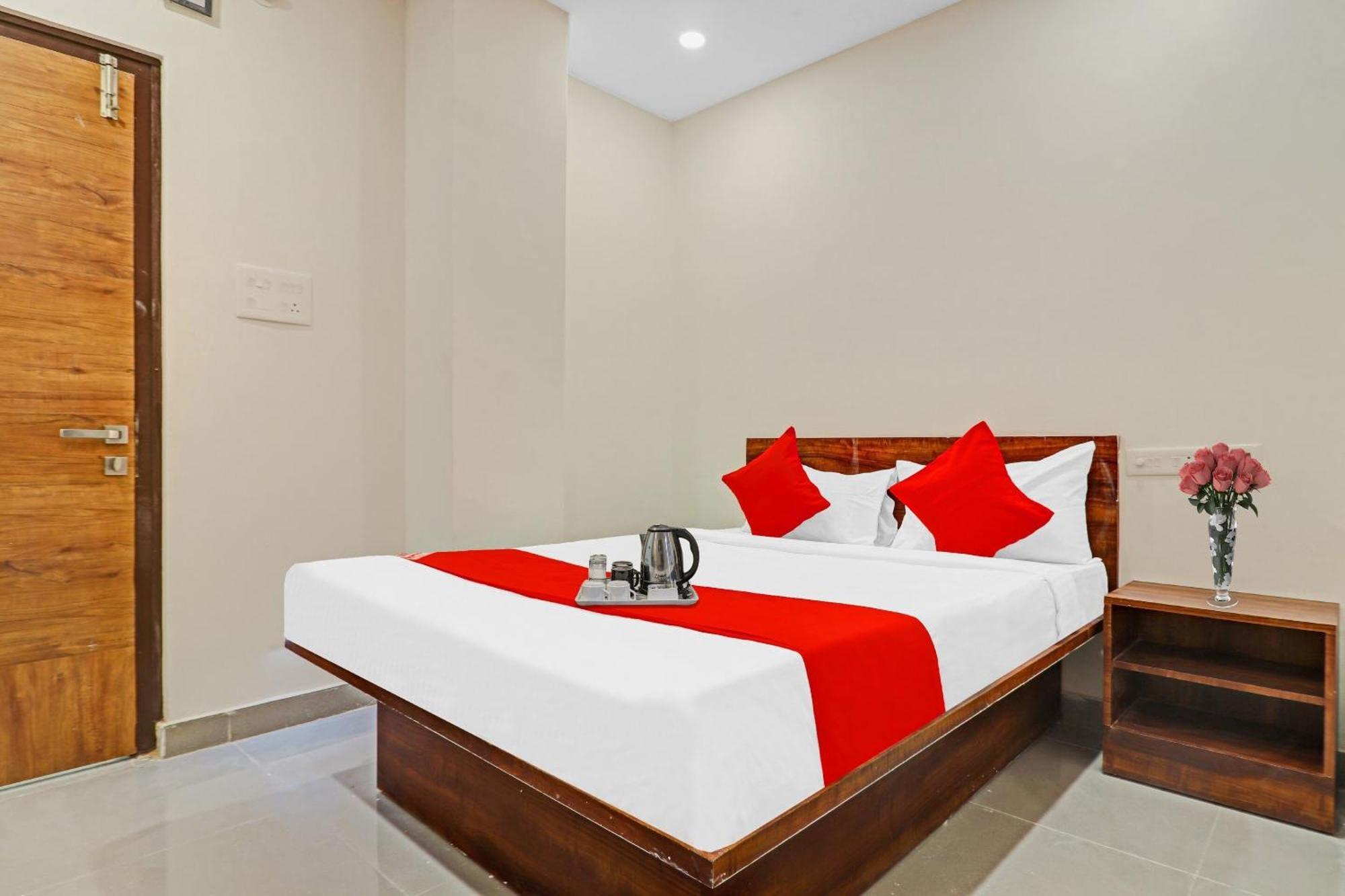 Hotel O Night Eye Hyderabad Bagian luar foto