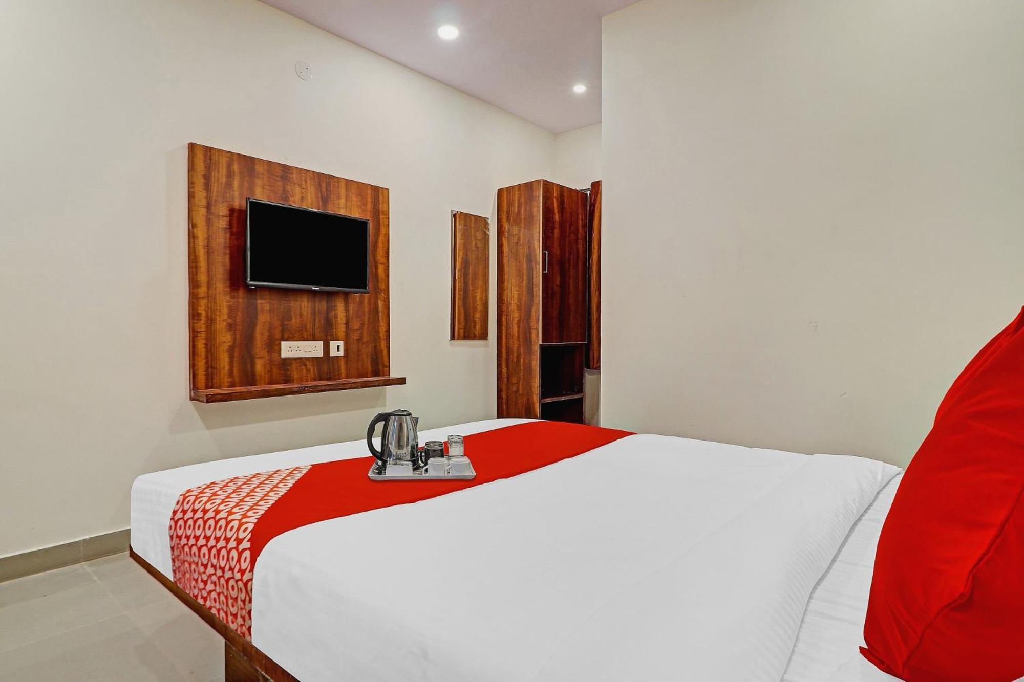 Hotel O Night Eye Hyderabad Bagian luar foto