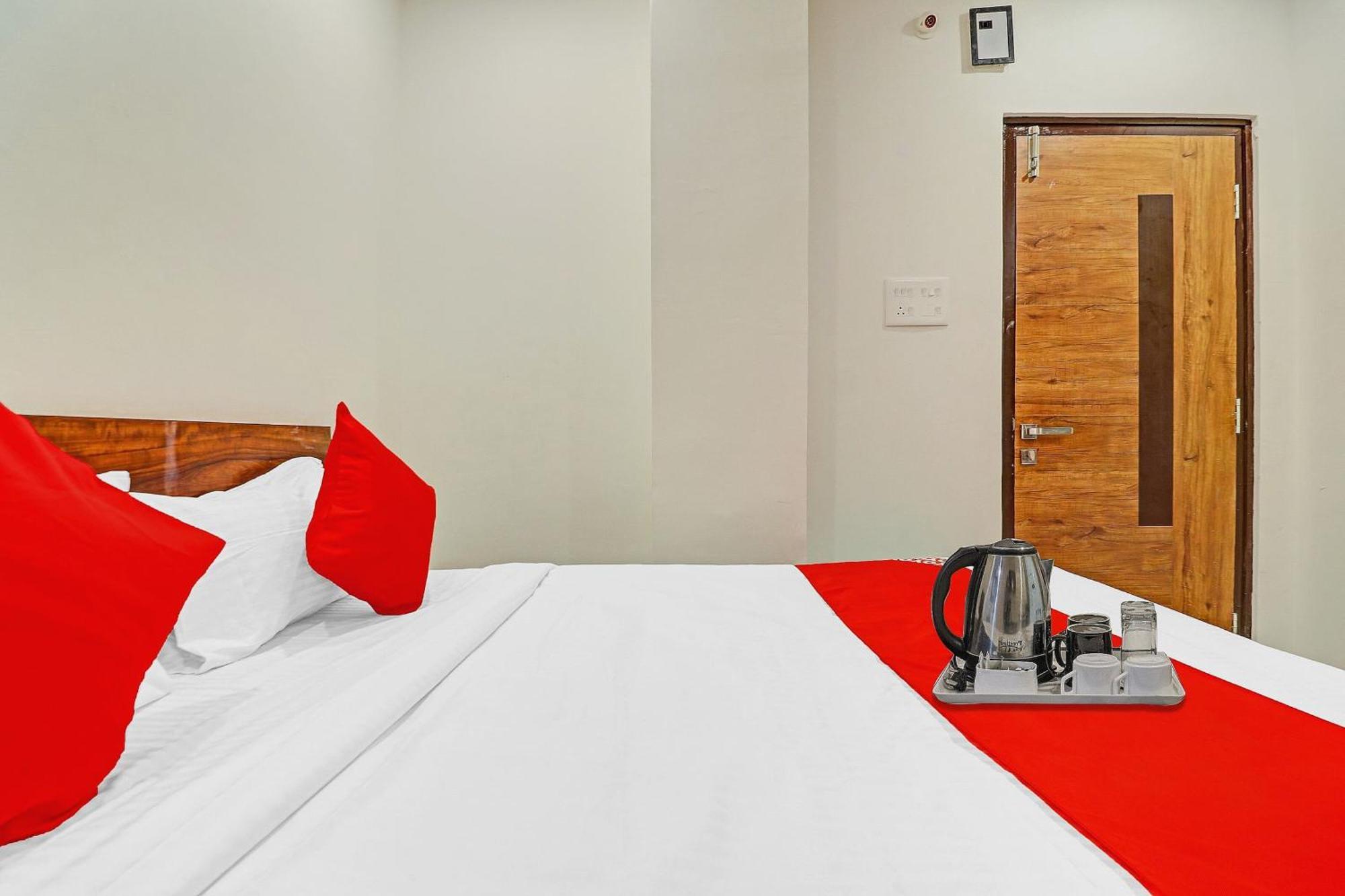Hotel O Night Eye Hyderabad Bagian luar foto